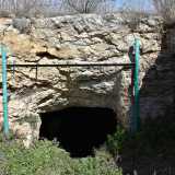 ...composto da un varco squadrato nella roccia, frutto di uno scavo dell�atrio effettuato nel maggio del 1994